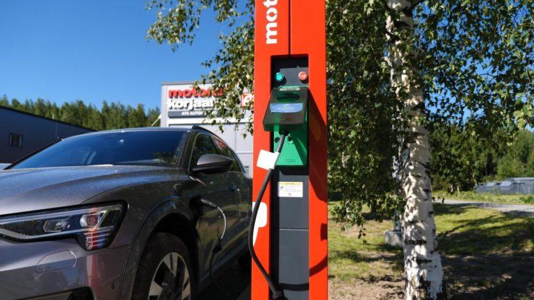 Sähköauton lataus Motonetissä