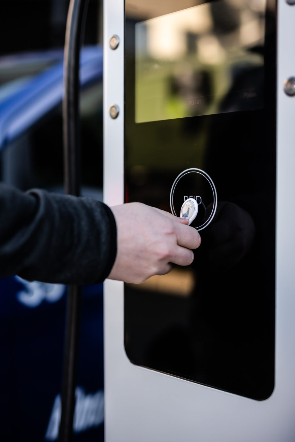sahkoauton lataus tyopaikalla rfid
